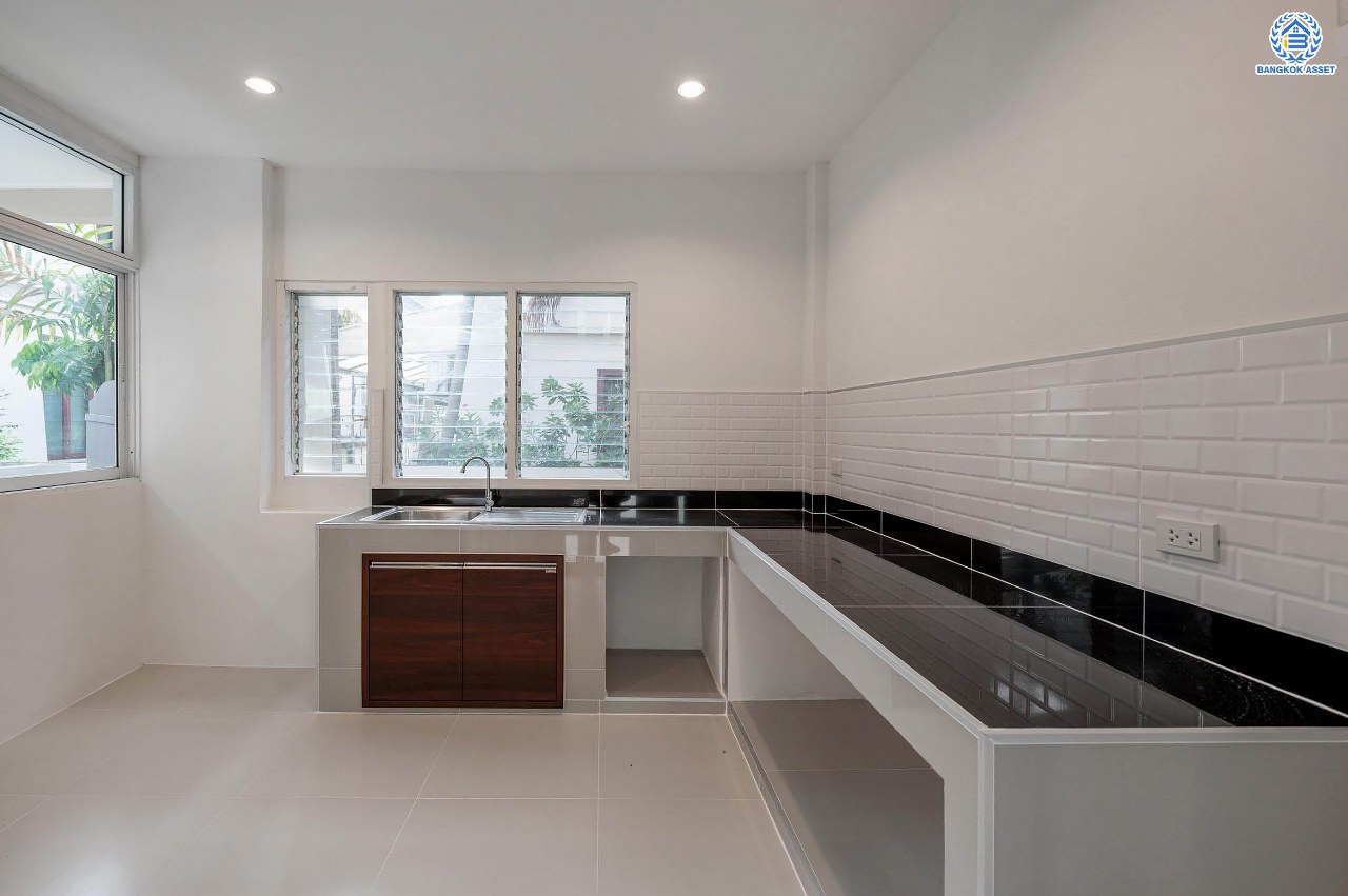 บ้านมือสองตกแต่งใหม่ โครงการ ศุภวรรณ5 บางแค ดีไซน์หรูหรา เนื้อที่กว้าง 60.6 ตร.ว. ฟังก์ชัน 3 ห้องนอน 3 ห้องน้ำ 1 ห้องแม่บ้าน 2 ที่จอดรถ ฟังก์ชันครบตอบทุกไลฟ์สไตล์ บนทำเลศักยภาพ เชื่อมต่อถนนกาญจนาภิเษก ใกล้เดอะมอลล์บางแค ใกล้รถไฟฟ้าสายสีน้ำเงิน "สถานีหลักสอง" และจุดขึ้นทางด่วน "กาญจนาภิเษก"